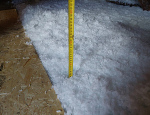 Zateplení stropu zděného rodinného domu pomocí foukané izolace